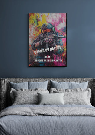CS:GO Gamer Plakat featuring a colorful soldier above text, displayed on a dark wall above a bed.